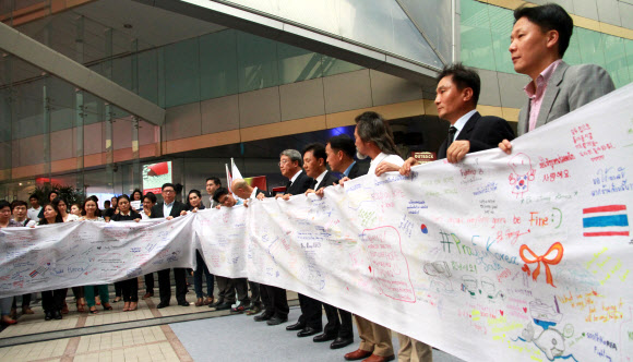 태국인들이 지난 18일 진도 여객선 침몰 사고의 조난자 구출을 기원하는 행사를 열었다. 시사전문 방송인 네이션TV가 방콕 시내에서 연 ‘한국을 위한 기도’ 행사에서 조난자 구출을 기원하는 글귀를 담은 대형 천을 행사 참여자들이 들고 있다.  연합뉴스