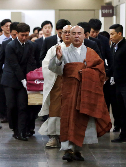 운구되는 침몰 여객선 희생자