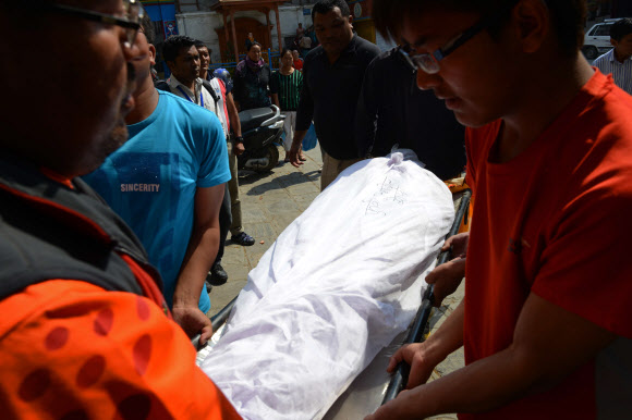 세계 최고봉 에베레스트산에서 18일(현지시간) 오전 6시45분 눈사태가 일어나 현지 가이드(셰르파) 9명이 숨지고 5명이 실종됐다. 이번 사고는 에베레스트에서 발생한 역대 최악의 인명사고다. 사고는 베이스캠프와 캠프1 사이 해발 5800ｍ 지점에서 발생했다.  ⓒ AFPBBNews=News1