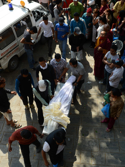 세계 최고봉 에베레스트산에서 18일(현지시간) 오전 6시45분 눈사태가 일어나 현지 가이드(셰르파) 9명이 숨지고 5명이 실종됐다. 이번 사고는 에베레스트에서 발생한 역대 최악의 인명사고다. 사고는 베이스캠프와 캠프1 사이 해발 5800ｍ 지점에서 발생했다.  ⓒ AFPBBNews=News1