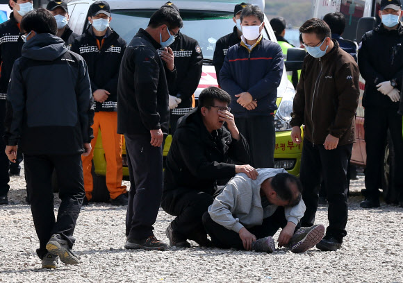 20일 오전 전남 진도군 팽목항에서 희생자 시신을 확인한 유가족들이 오열하고 있다.  연합뉴스