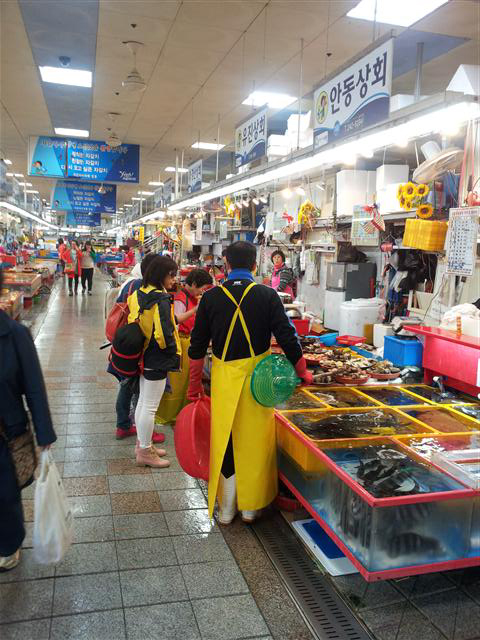 부산자갈치시장 회센터와 식당이 주말과 휴일이면 영도다리 도개 장면을 보기 위해 찾아온 많은 관광객과 시민들로 영도다리 특수를 톡톡히 누리고 있다.