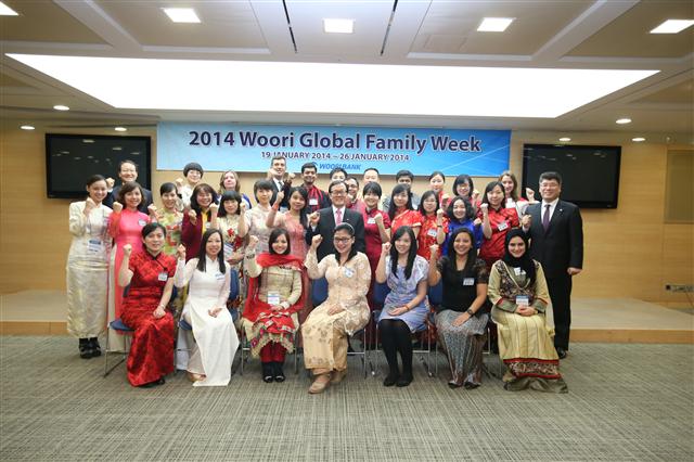 올 1월 우리금융그룹이 주최한 ‘글로벌 패밀리 주간’ 행사에서 인도네시아 등 해외점포 직원들이 한국을 방문해 이순우(두 번째줄 가운데) 회장과 파이팅을 외치고 있다. 우리금융 제공 