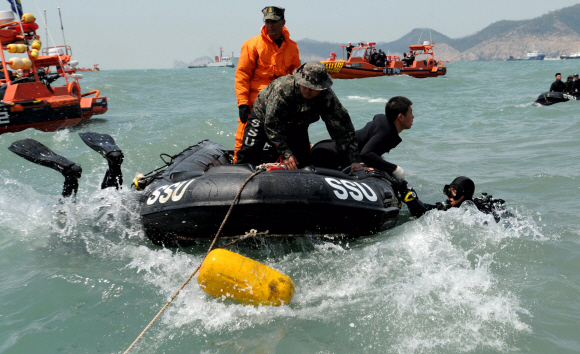 20일 해군해난구조대(SSU)와 해군특수전전단(UDT/SEAL) 소속 잠수요원들이 세월호가 침몰한 전남 진도 해상에서 고무보트를 타고 구조 작업을 하고 있다. 해군 제공