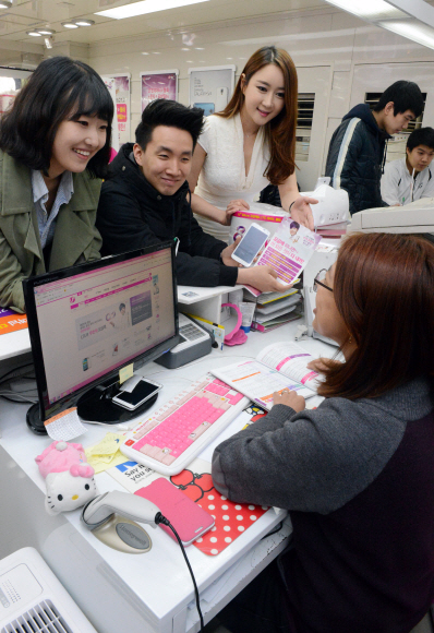 서울 중구 초동 LG유플러스 시청역 직영점에서 고객들이 가입상담을 하고 있다.