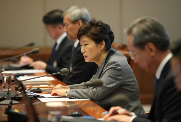 21일 청와대에서 열린 수석비서관회의에 참석한 박근혜 대통령이 어두운 표정으로 모두발언을 하고 있다.