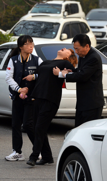 21일 경기 안산시 상록구 제일장례식장에서 세월호 침몰 사고로 숨진 단원고 박모양의 발인이 엄수된 가운데 박양의 어머니가 오열하고 있다. 