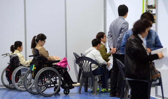 서울시 장애인취업박람회 찾은 구직자들 