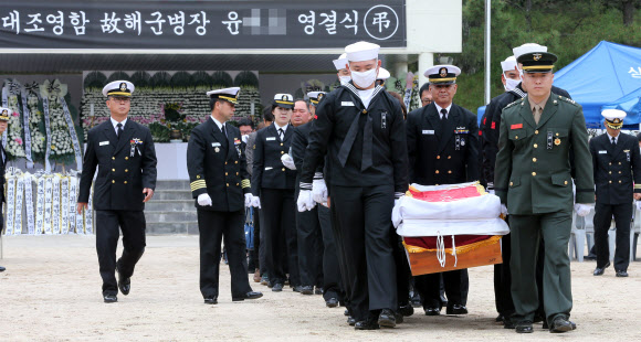 22일 오전 해군 제주방어사령부 연병장에서 세월호 사고 현장에 구조지원 가던 대조영함에서 사고로 숨진 윤모(21) 병장 영결식이 해군 제7전단장장으로 엄수된 가운데 윤 병장의 시신이 운구되고 있다.  연합뉴스