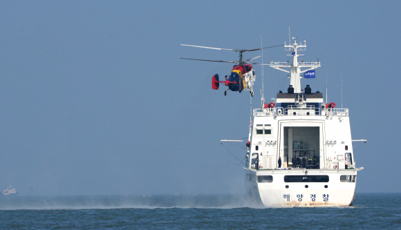 21일 오전 여객선 ’세월호’가 침몰한 전남 진도군 근방 사고 해상에서 구조대원들이 수색 구조 작업을 벌이고 있다.  진도 정연호 기자 tpgod@seoul.co.kr