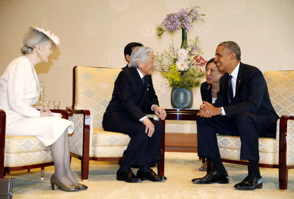 24일(현지시간) 일본을 국빈 방문한 버락 오바마 미국 대통령이 도쿄에 위치한 왕궁에서 아키히토(明仁) 일왕 부부와 이야기를 나누고 있다. ⓒ AFPBBNews=News1