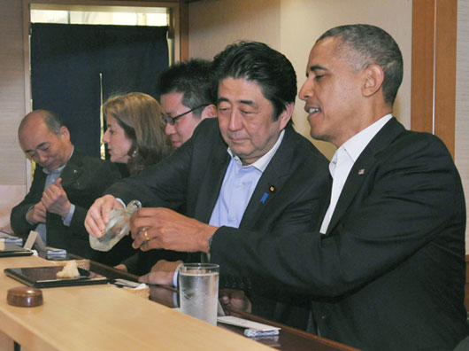 버락 오바마 미 대통령(오른쪽)과 일본의 아베 신조 총리가 23일 저녁 도쿄의 스시 레스토랑 스키야바시 지로에서 카운터에 나란히 앉아 저녁을 즐기고 있다. 오바마 대통령은 2박3일 일본 방문 뒤 한국에 오며 일주일 간 아시아 4개국을 순방한다.  도쿄=AP/뉴시스
