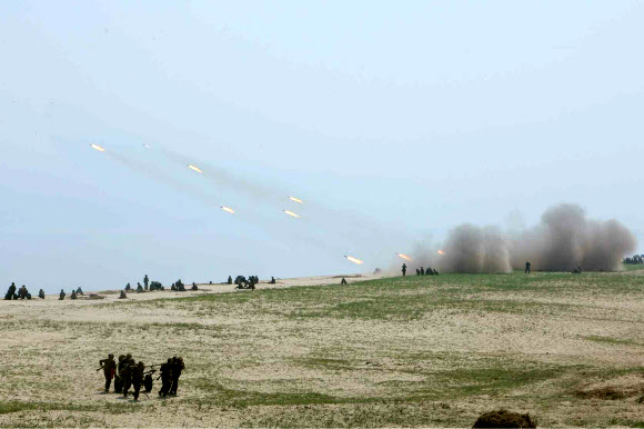 북한 김정은 국방위원회 제1위원장이 제851군부대 산하 여성 방사포부대의 포사격 훈련을 참관했다고 노동당 기관지 노동신문이 24일 보도했다. 제851군부대는 강원도 안변군에 주둔한 제7보병사단으로 알려졌다.  연합뉴스