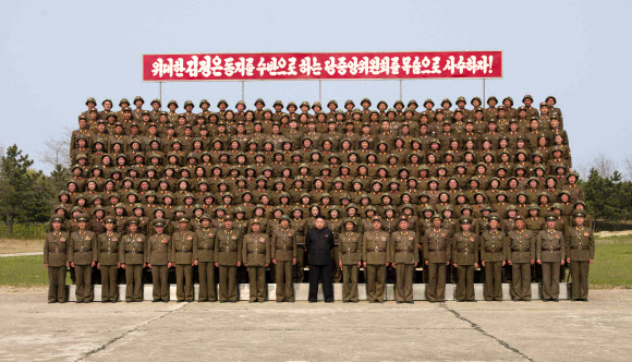 북한 김정은 국방위원회 제1위원장이 제851군부대 산하 여성 방사포부대의 포사격 훈련을 참관했다고 노동당 기관지 노동신문이 24일 보도했다. 김 제1위원장은 훈련이 끝난 후 여성 방사포병들과 기념사진을 찍었다. 제851군부대는 강원도 안변군에 주둔한 제7보병사단으로 알려졌다. 연합뉴스