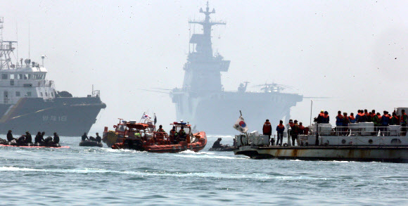 실종자 가족들이 24일 오전 전남 진도군 병풍도 세월호 침몰 해상을 찾아 수색 상황을 보고 있다.  연합뉴스