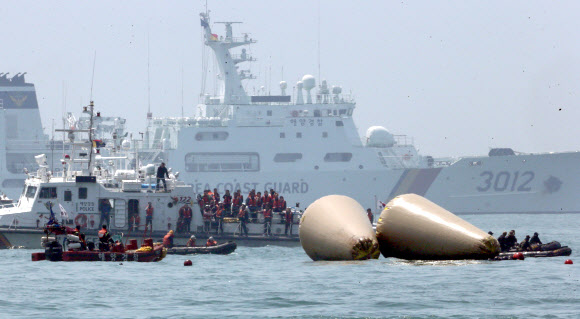 실종자 가족들이 24일 오전 부표가 세워진 전남 진도군 병풍도 세월호 침몰 해상을 찾아 수색 상황을 보고 있다.  연합뉴스