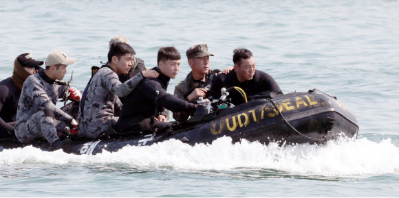 합동구조팀원들이 24일 오전 전남 진도군 병풍도 세월호 침몰 해상을 수색하고 있다.  연합뉴스