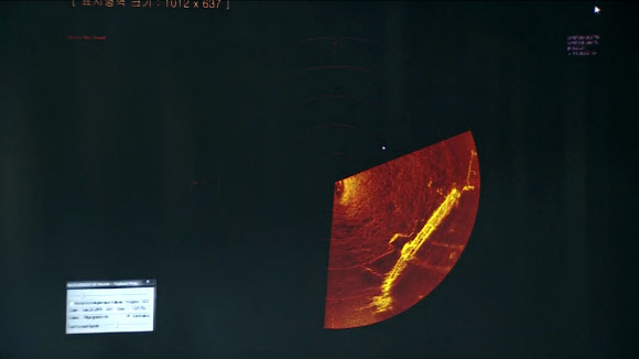 ’게 로봇’으로 알려진 다관절 해저 탐사로봇 ’크랩스터’가 침몰한 세월호의 모습을 지난 23일 밤 최초로 촬영한 초음파 영상이 공개됐으나 효과는 기대에 못 미친 것으로 나타났다. 사진은 24일 오후 범정부사고대책본부가 진도군청에서 공개한 영상의 한 장면. 연합뉴스