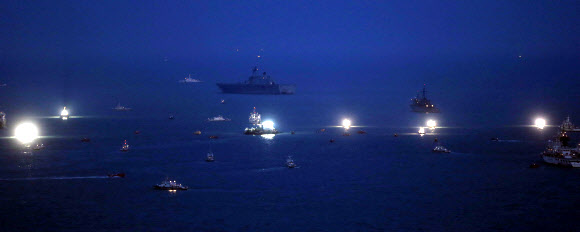 24일 오후　여객선 ’세월호’가 침몰한 전남 진도군 조도면 병풍도 북쪽 3km 앞 사고 해상에서 잠수팀의 야간수색 작업이 진행되고 있다. 연합뉴스