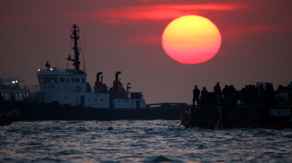 24일 오후 여객선 ’세월호’가 침몰한 전남 진도군 조도면 병풍도 북쪽 3km 앞 사고 해상에서 민.관.군으로 구성된 구조대원들이 감압챔버 등 최신 잠수장비가 갖춰진 언딘(UNDINE)사의 구조전문 바지선에서 구조작업을 하고 있다. 연합뉴스