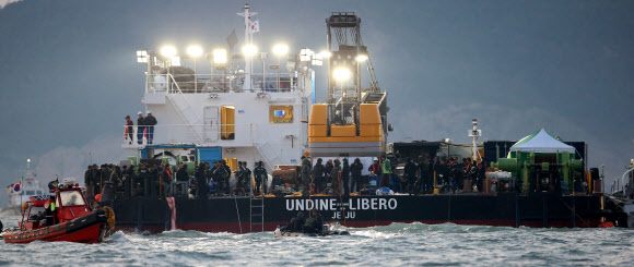 24일 오후 여객선 ’세월호’가 침몰한 전남 진도군 조도면 병풍도 북쪽 3km 앞 사고 해상에서 민.관.군으로 구성된 구조대원들이 감압챔버 등 최신 잠수장비가 갖춰진 언딘(UNDINE)사의 구조전문 바지선에서 구조작업을 하고 있다.  연합뉴스