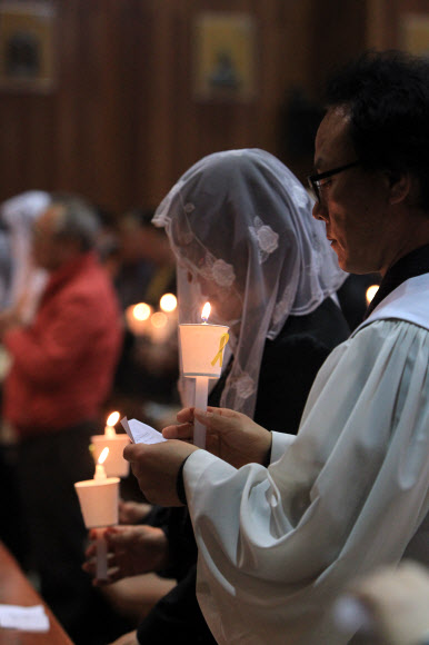 세월호 실종자 생환을 기원하고 사망자를 추모하기 위한 미사가 24일 저녁 속초시 교동성당에서 열렸다.  연합뉴스