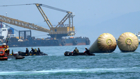 민관군 합동구조팀이 24일 오전 전남 진도군 병풍도 세월호 침몰 해상에서 수색 활동을 벌이고 있다.  연합뉴스