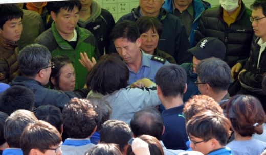 24일 전남 진도 팽목항에서 최상환 해양경찰청 차장이 분노한 실종자 가족에게 뺨을 맞고 있다.<br>진도 박지환기자 popocar@seoul.co.kr