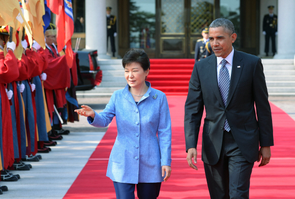 박근혜 대통령이 25일 청와대에서 열린 버락 오바마 미국 대통령 공식 환영식에서 오바마 대통령과 환영식장으로 향하고 있다. 이언탁기자 utl@seoul.co.kr
