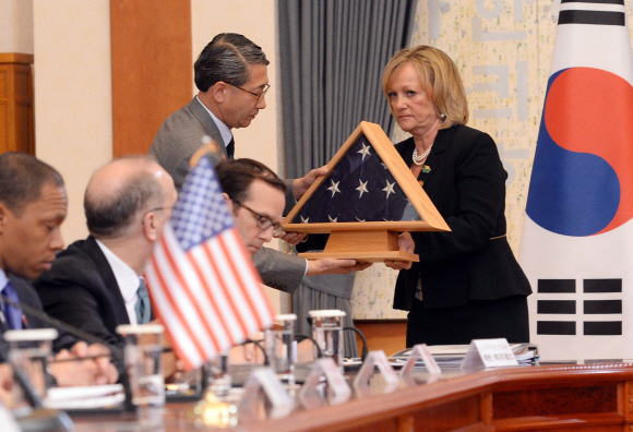 25일 오후 청와대에서 열린 한.미 정상회담에 앞서 세월호 참사 희생자들에 대한 애도하는 마음으로 미국 성조기를 한국측에 전달하고 있다. 버락 오바마 대통령은 ‘세월호 참사’가 발생한 지난 16일 백악관에 게양됐던 성조기를 전달하는 것은 애도의 뜻을 표현하는 미국의 전통이라고 말했다. 청와대사진기자단