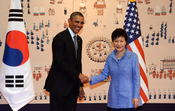 25일 박근혜대통령이 미국 오바마대통령을 맞이하며 방명록작성 및 기념촬영을 하고 있다.  이언탁 기자 utl@seoul.co.kr