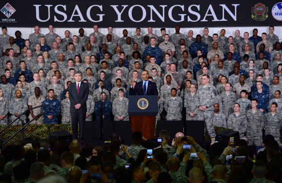 방한 이틀째를 맞은 버락 오바마 미국대통령이 26일 오전 서울 용산 미군기지 내 콜리어필드에서 주한미군병사를 대상으로 연설을 하고 있다. 사진공동취재단