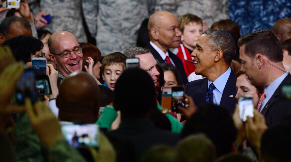 방한 이틀째를 맞은 버락 오바마 미국대통령이 26일 오전 서울 용산 미군기지 내 콜리어필드에서 주한미군병사를 대상으로 연설을 마친 후 단상 아래에서 장병들과 인사를 나누고 있다. 사진공동취재단