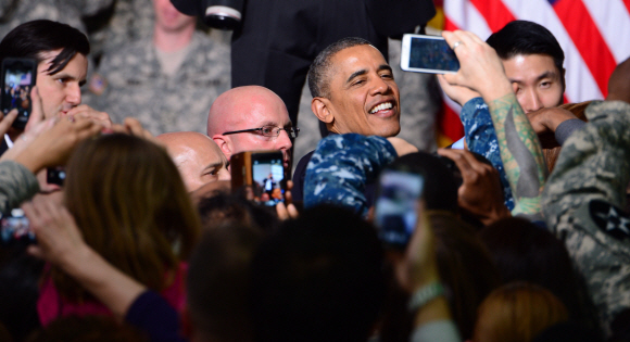 방한 이틀째를 맞은 버락 오바마 미국대통령이 26일 오전 서울 용산 미군기지 내 콜리어필드에서 주한미군병사를 대상으로 연설을 마친 후 단상 아래에서 장병들과 인사를 나누고 있다. 사진공동취재단