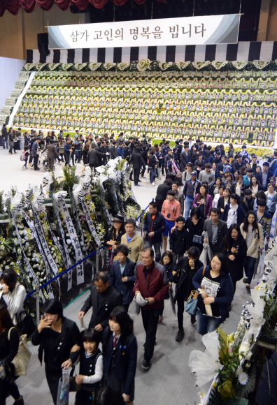 세월호 침몰 11일째인 27일 임시 분향소가 마련된 안산올림픽체육관에 분향객들의 발길이 이어지고 있다. 도준석 기자 pado@seoul.co.kr
