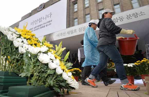 27일 서울 시청앞에 합동분향소가 설치되고 있다. 박지환 기자 popocar@seoul.co.kr