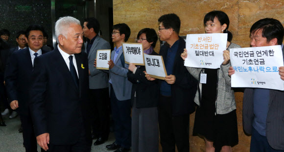 국민연금 연계 반대 피켓 앞 지나는 김한길