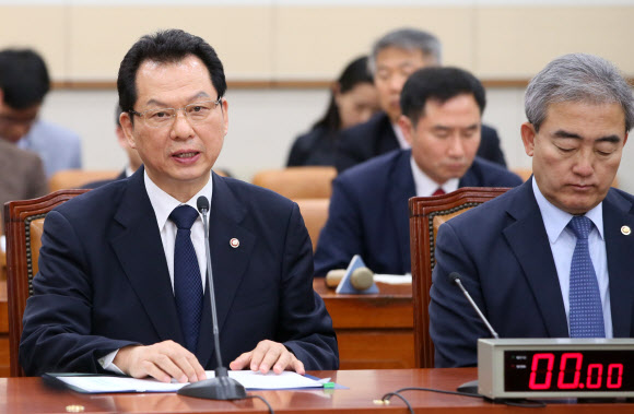 서남수 교육부 장관이 28일 국회 법제사법위원회 전체회의에서 세월호 관련, 의원들의 질의에 답변하고 있다. 오른쪽은 유진룡 문화체육관광부 장관. 연합뉴스