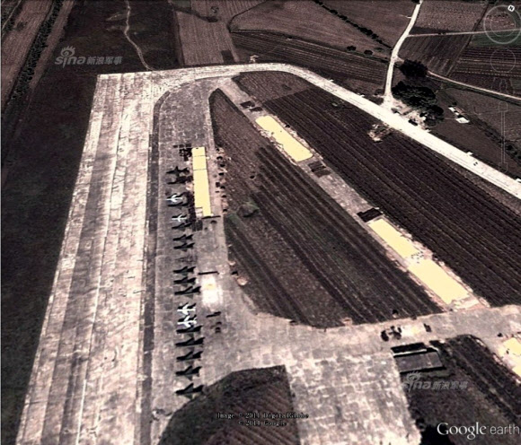 중국 관영 신화통신의 인터넷판인 신화망(新華網)을 비롯한 중국의 뉴스 사이트들이 위성에서 내려다본 북한의 공군 주력 부대의 사진을 대거 공개해 주목된다. 신화망은 28일 ’시나닷컴’ 군사사이트를 인용, 북한 공군 순천(順川)기지의 모습이 담긴 위성사진 21장을 공개했다. 이 사이트들은 사진 설명에서 ”북한 순천기지는 현재 북한 공군에서 가장 강한 부대로 기본적으로 정예 공군력이 모두 여기에 있다”고 밝혔다. 구체적으로 미그-29, 수호이- 25, 미그-21BS, 미그-19 등 대부분 러시아제 전투기 기종들이었다.  연합뉴스