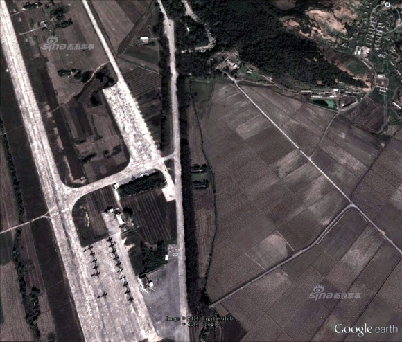 중국 관영 신화통신의 인터넷판인 신화망(新華網)을 비롯한 중국의 뉴스 사이트들이 위성에서 내려다본 북한의 공군 주력 부대의 사진을 대거 공개해 주목된다. 신화망은 28일 ’시나닷컴’ 군사사이트를 인용, 북한 공군 순천(順川)기지의 모습이 담긴 위성사진 21장을 공개했다. 이 사이트들은 사진 설명에서 ”북한 순천기지는 현재 북한 공군에서 가장 강한 부대로 기본적으로 정예 공군력이 모두 여기에 있다”고 밝혔다. 구체적으로 미그-29, 수호이- 25, 미그-21BS, 미그-19 등 대부분 러시아제 전투기 기종들이었다.  연합뉴스