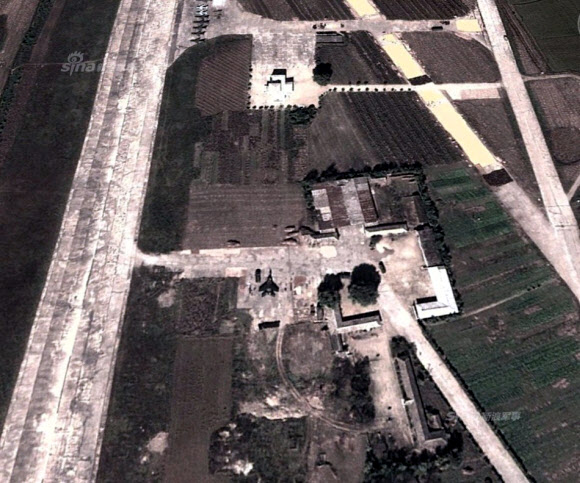 중국 관영 신화통신의 인터넷판인 신화망(新華網)을 비롯한 중국의 뉴스 사이트들이 위성에서 내려다본 북한의 공군 주력 부대의 사진을 대거 공개해 주목된다. 신화망은 28일 ’시나닷컴’ 군사사이트를 인용, 북한 공군 순천(順川)기지의 모습이 담긴 위성사진 21장을 공개했다. 이 사이트들은 사진 설명에서 ”북한 순천기지는 현재 북한 공군에서 가장 강한 부대로 기본적으로 정예 공군력이 모두 여기에 있다”고 밝혔다. 구체적으로 미그-29, 수호이- 25, 미그-21BS, 미그-19 등 대부분 러시아제 전투기 기종들이었다.  연합뉴스