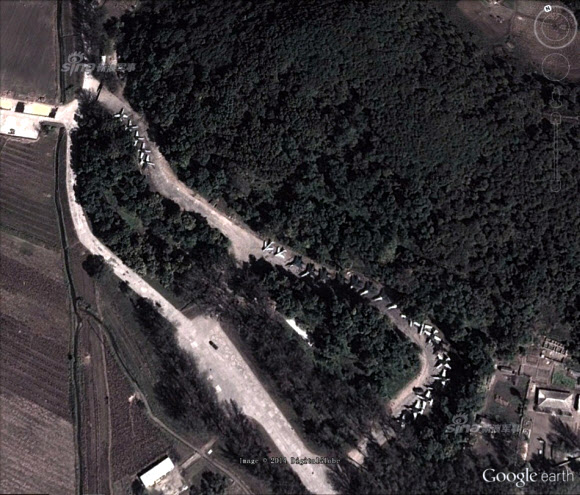 중국 관영 신화통신의 인터넷판인 신화망(新華網)을 비롯한 중국의 뉴스 사이트들이 위성에서 내려다본 북한의 공군 주력 부대의 사진을 대거 공개해 주목된다. 신화망은 28일 ’시나닷컴’ 군사사이트를 인용, 북한 공군 순천(順川)기지의 모습이 담긴 위성사진 21장을 공개했다. 이 사이트들은 사진 설명에서 ”북한 순천기지는 현재 북한 공군에서 가장 강한 부대로 기본적으로 정예 공군력이 모두 여기에 있다”고 밝혔다. 구체적으로 미그-29, 수호이- 25, 미그-21BS, 미그-19 등 대부분 러시아제 전투기 기종들이었다.  연합뉴스