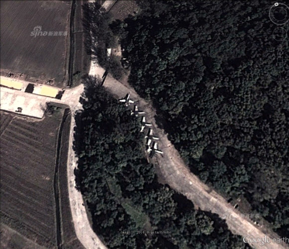 중국 관영 신화통신의 인터넷판인 신화망(新華網)을 비롯한 중국의 뉴스 사이트들이 위성에서 내려다본 북한의 공군 주력 부대의 사진을 대거 공개해 주목된다. 신화망은 28일 ’시나닷컴’ 군사사이트를 인용, 북한 공군 순천(順川)기지의 모습이 담긴 위성사진 21장을 공개했다. 이 사이트들은 사진 설명에서 ”북한 순천기지는 현재 북한 공군에서 가장 강한 부대로 기본적으로 정예 공군력이 모두 여기에 있다”고 밝혔다. 구체적으로 미그-29, 수호이- 25, 미그-21BS, 미그-19 등 대부분 러시아제 전투기 기종들이었다.  연합뉴스