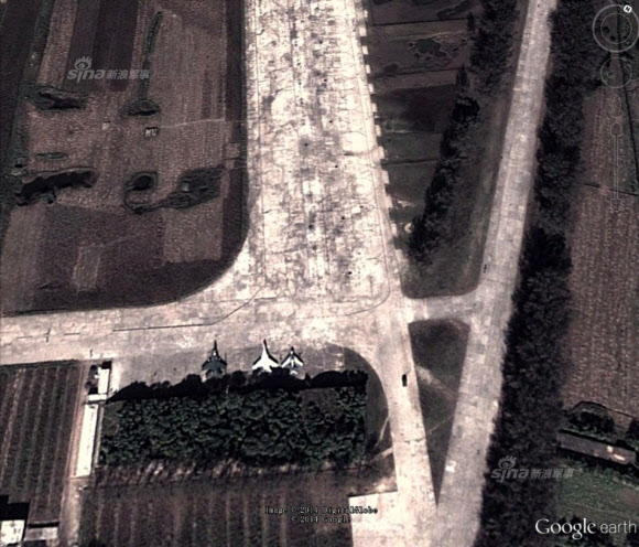 중국 관영 신화통신의 인터넷판인 신화망(新華網)을 비롯한 중국의 뉴스 사이트들이 위성에서 내려다본 북한의 공군 주력 부대의 사진을 대거 공개해 주목된다. 신화망은 28일 ’시나닷컴’ 군사사이트를 인용, 북한 공군 순천(順川)기지의 모습이 담긴 위성사진 21장을 공개했다. 이 사이트들은 사진 설명에서 ”북한 순천기지는 현재 북한 공군에서 가장 강한 부대로 기본적으로 정예 공군력이 모두 여기에 있다”고 밝혔다. 구체적으로 미그-29, 수호이- 25, 미그-21BS, 미그-19 등 대부분 러시아제 전투기 기종들이었다.  연합뉴스