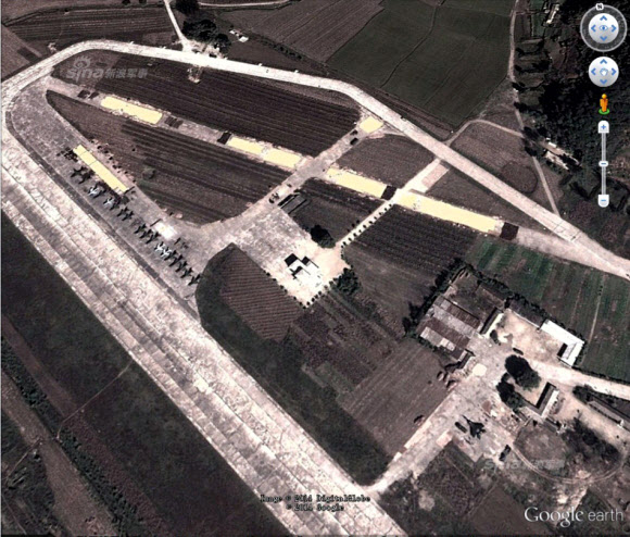 중국 관영 신화통신의 인터넷판인 신화망(新華網)을 비롯한 중국의 뉴스 사이트들이 위성에서 내려다본 북한의 공군 주력 부대의 사진을 대거 공개해 주목된다. 신화망은 28일 ’시나닷컴’ 군사사이트를 인용, 북한 공군 순천(順川)기지의 모습이 담긴 위성사진 21장을 공개했다. 이 사이트들은 사진 설명에서 ”북한 순천기지는 현재 북한 공군에서 가장 강한 부대로 기본적으로 정예 공군력이 모두 여기에 있다”고 밝혔다. 구체적으로 미그-29, 수호이- 25, 미그-21BS, 미그-19 등 대부분 러시아제 전투기 기종들이었다.  연합뉴스