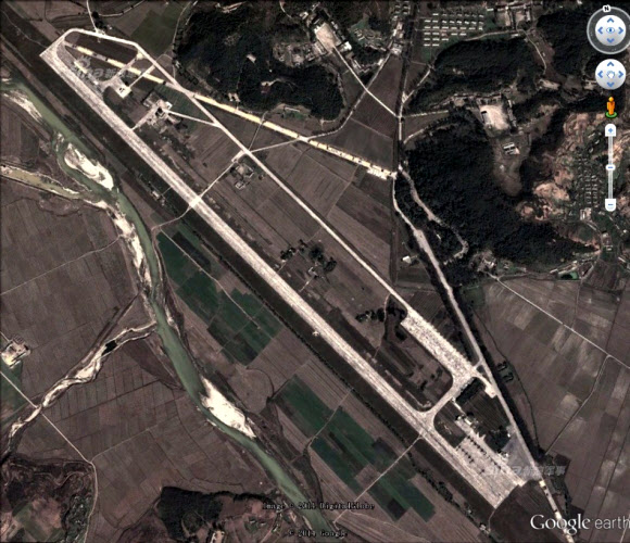 중국 관영 신화통신의 인터넷판인 신화망(新華網)을 비롯한 중국의 뉴스 사이트들이 위성에서 내려다본 북한의 공군 주력 부대의 사진을 대거 공개해 주목된다. 신화망은 28일 ’시나닷컴’ 군사사이트를 인용, 북한 공군 순천(順川)기지의 모습이 담긴 위성사진 21장을 공개했다. 이 사이트들은 사진 설명에서 ”북한 순천기지는 현재 북한 공군에서 가장 강한 부대로 기본적으로 정예 공군력이 모두 여기에 있다”고 밝혔다. 구체적으로 미그-29, 수호이- 25, 미그-21BS, 미그-19 등 대부분 러시아제 전투기 기종들이었다.  연합뉴스