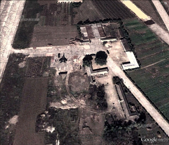 중국 관영 신화통신의 인터넷판인 신화망(新華網)을 비롯한 중국의 뉴스 사이트들이 위성에서 내려다본 북한의 공군 주력 부대의 사진을 대거 공개해 주목된다. 신화망은 28일 ’시나닷컴’ 군사사이트를 인용, 북한 공군 순천(順川)기지의 모습이 담긴 위성사진 21장을 공개했다. 이 사이트들은 사진 설명에서 ”북한 순천기지는 현재 북한 공군에서 가장 강한 부대로 기본적으로 정예 공군력이 모두 여기에 있다”고 밝혔다. 구체적으로 미그-29, 수호이- 25, 미그-21BS, 미그-19 등 대부분 러시아제 전투기 기종들이었다.  연합뉴스