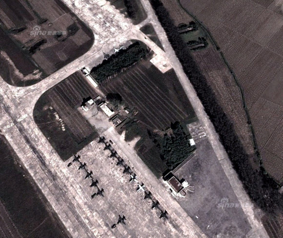 중국 관영 신화통신의 인터넷판인 신화망(新華網)을 비롯한 중국의 뉴스 사이트들이 위성에서 내려다본 북한의 공군 주력 부대의 사진을 대거 공개해 주목된다. 신화망은 28일 ’시나닷컴’ 군사사이트를 인용, 북한 공군 순천(順川)기지의 모습이 담긴 위성사진 21장을 공개했다. 이 사이트들은 사진 설명에서 ”북한 순천기지는 현재 북한 공군에서 가장 강한 부대로 기본적으로 정예 공군력이 모두 여기에 있다”고 밝혔다. 구체적으로 미그-29, 수호이- 25, 미그-21BS, 미그-19 등 대부분 러시아제 전투기 기종들이었다.  연합뉴스