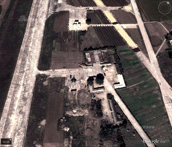 중국 관영 신화통신의 인터넷판인 신화망(新華網)을 비롯한 중국의 뉴스 사이트들이 위성에서 내려다본 북한의 공군 주력 부대의 사진을 대거 공개해 주목된다. 신화망은 28일 ’시나닷컴’ 군사사이트를 인용, 북한 공군 순천(順川)기지의 모습이 담긴 위성사진 21장을 공개했다. 이 사이트들은 사진 설명에서 ”북한 순천기지는 현재 북한 공군에서 가장 강한 부대로 기본적으로 정예 공군력이 모두 여기에 있다”고 밝혔다. 구체적으로 미그-29, 수호이- 25, 미그-21BS, 미그-19 등 대부분 러시아제 전투기 기종들이었다.  연합뉴스