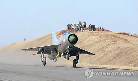 북한 김정은 국방위원회 제1위원장이 인민군 항공 및 반항공군, 제630대연합부대의 비행훈련과 항공육전병강하훈련을 지도했다고 조선중앙통신이 23일 보도했다. (2013년 2월 23일) 연합뉴스